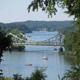 Die Brücke mit dem Jungfernsee.