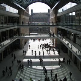 Blick durch die zentrale Passage zum Bundesrat im Gegenlicht.:)