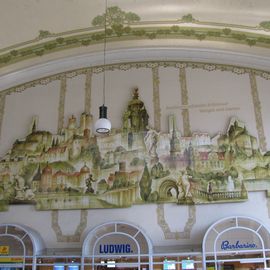 Tolles Wandbild von Dresden und Umgebung in der Vorhalle. Ostseite.