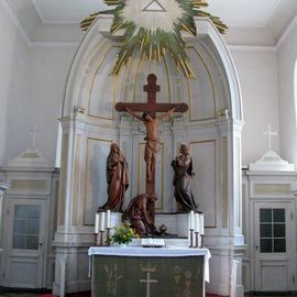 Der Altarraum mit der Kreuzigungsgruppe.