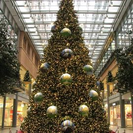 Weihnachtsbaum in den Potsdamer Platz Arkaden. Anf. 2016.