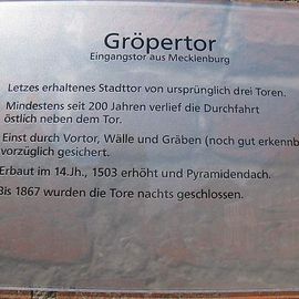 Info dort am Tor.