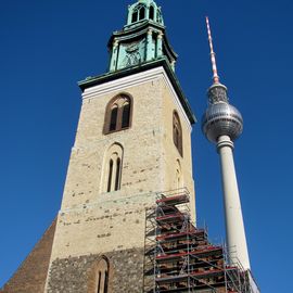 Die Kirche mit dem Fernsehturm (2).