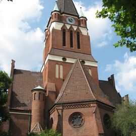 Dreifaltigkeitskirche in Berlin-Lankwitz. Südseite. (Sommer 2016.)