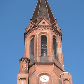 Der Kirchturm mit Glockenstuhl.