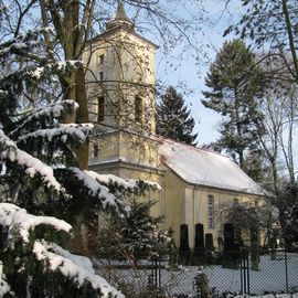 Kirche mit dem Kirchturm.