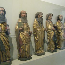Historische christliche Figuren (erinnert mich an sächsische Kirchen innen).