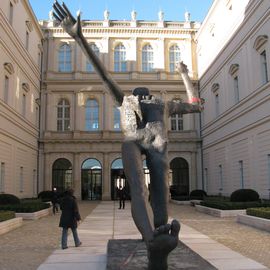 Der Innenhof des Museums im November 2016 zur Havelseite hin.
Mit der nicht unumstrittenen Figur dort.