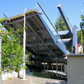 Die Ziehbrücke der Schleuse Woltersdorf, sie schließt sich gerade!!! :) Ein Muss für Technikfreaks!!!