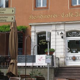 Café Zieger im Mai 2018. Bei den Schlossstufen.