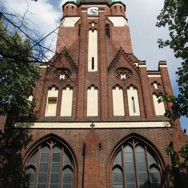 Kirche mit dem Turm.
