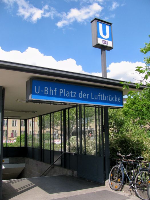 Südeingang des Bahnhofes im Mai 2019. Am Platz dort.
