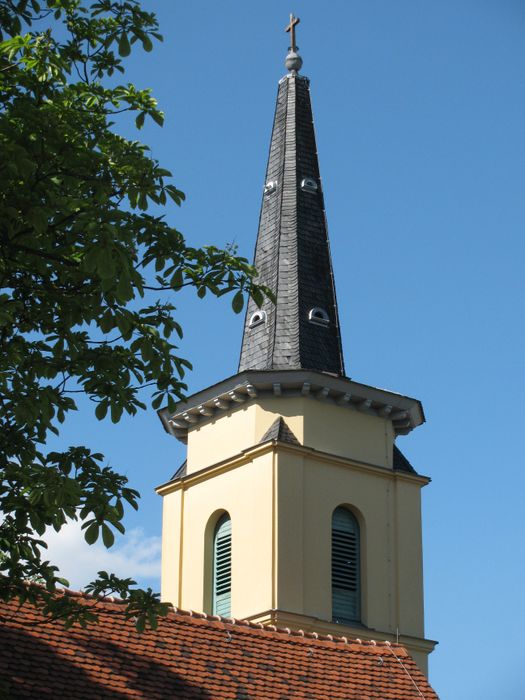 Der Kirchturm im Profil.