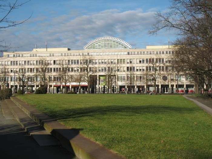 WilhelmGalerie Potsdam und Platz der Einheit davor. 2020 im Januar.