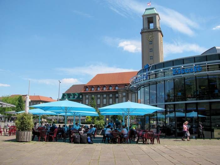 Der Blick dort auf das Eiscafé mit Rathaus. Juni 2019.
