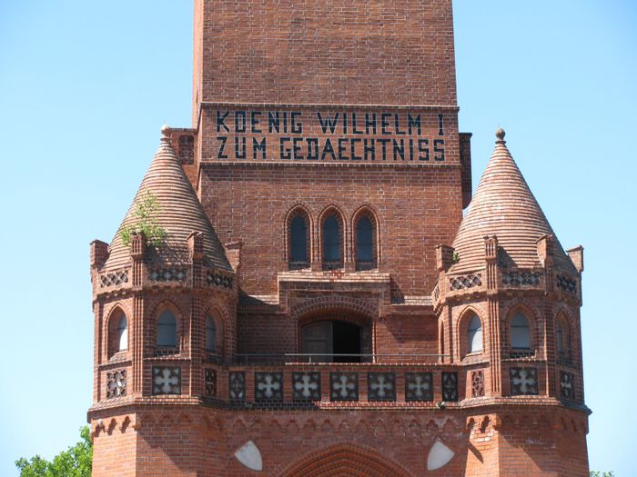 Die Inschrift für König Wilhelm I., Ostseite bzw. Waldseite des Turmes.