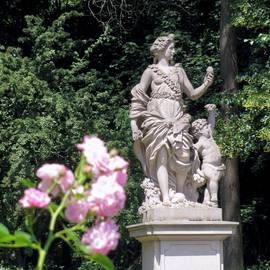 Florastatue (mit Kind). Rosengarten Berlin-Tiergarten. Sommer 2019.