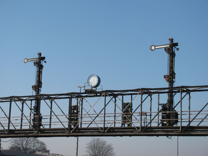 Historische Bahn-Signalbrücke mit alten SIGNALKELLEN, EINMALIG in ganz Berlin!!!!