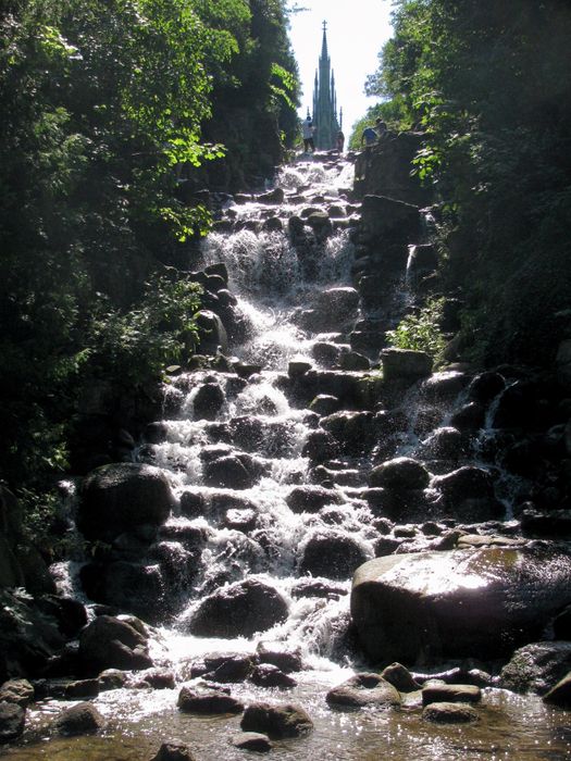 Der Wasserfall im Viktoriapark am Kreuzberg an einem heißen Spätsommertag 2016.
