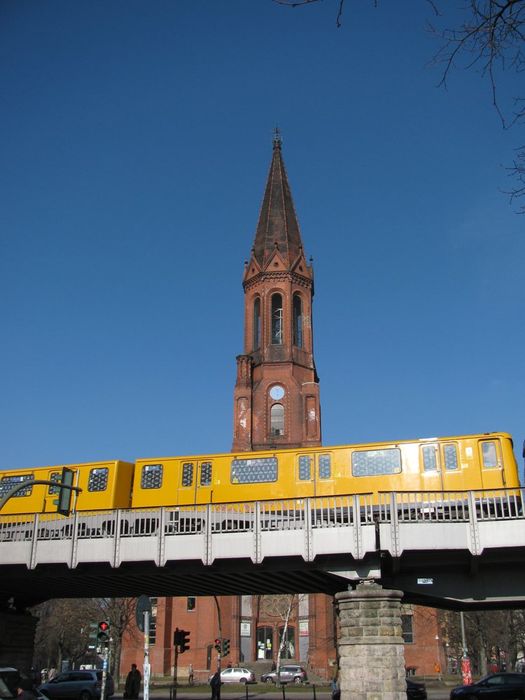Emmaus-Ölberg-Kirche in Berlin-Kreuzberg. Mit Hochbahn davor. 2018.
