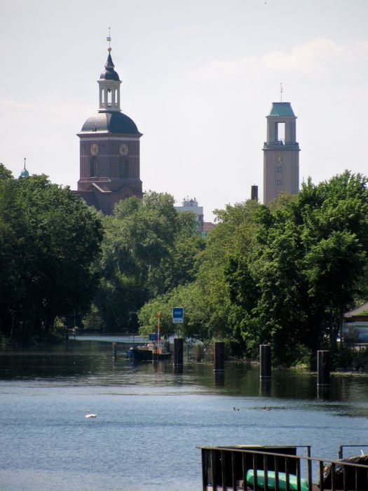 Spandauer See mit Nikolaikirche und Rathaus Spandau. :)