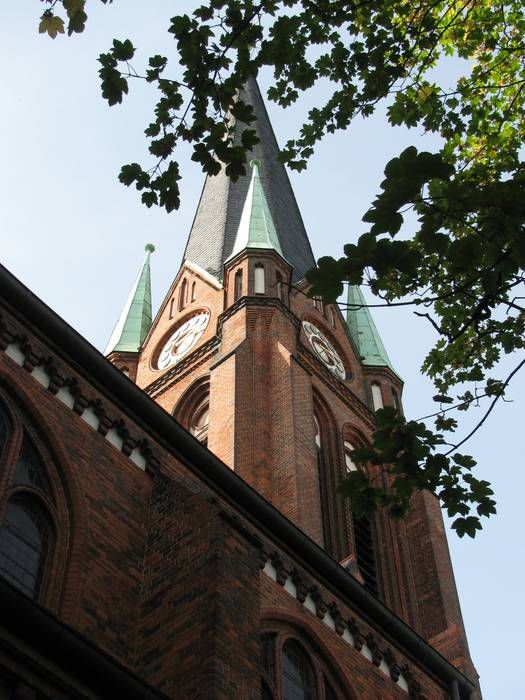 Die Kirche mit Turm. 2018 im Sommer.