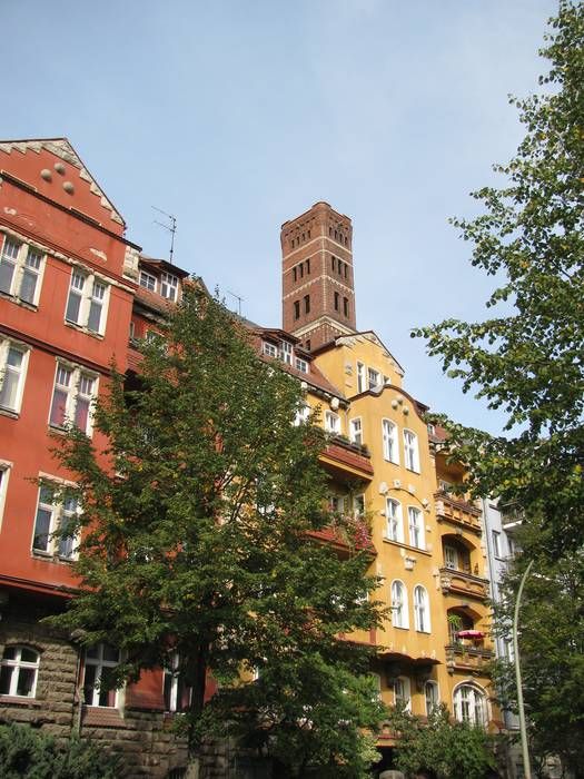 Die bunten Häuser der Nöldnerstraße mit dem Turm dahinter.