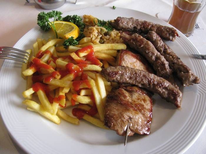 Pola Pola dort. Cevapcici, Spieß, Pommes und Djuvecreis.