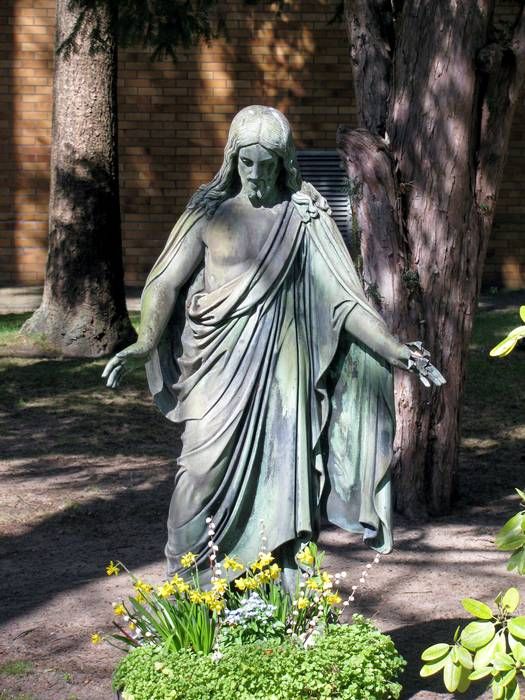 Jesus mit Blumen dort im April 2019.