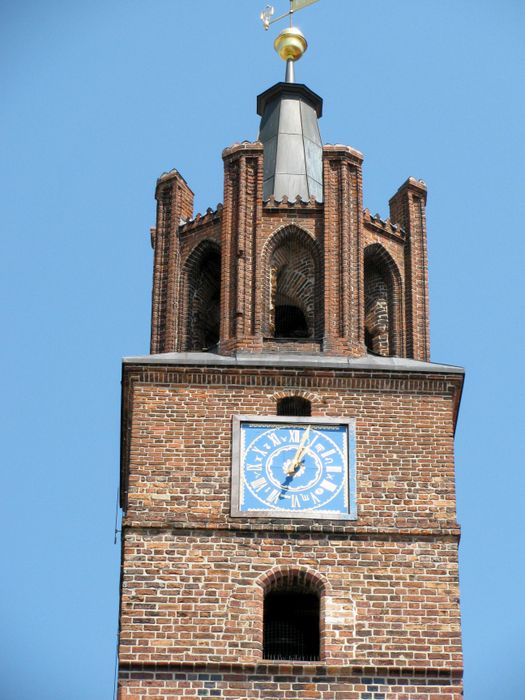 Rathausturm mit der schönen Uhr.