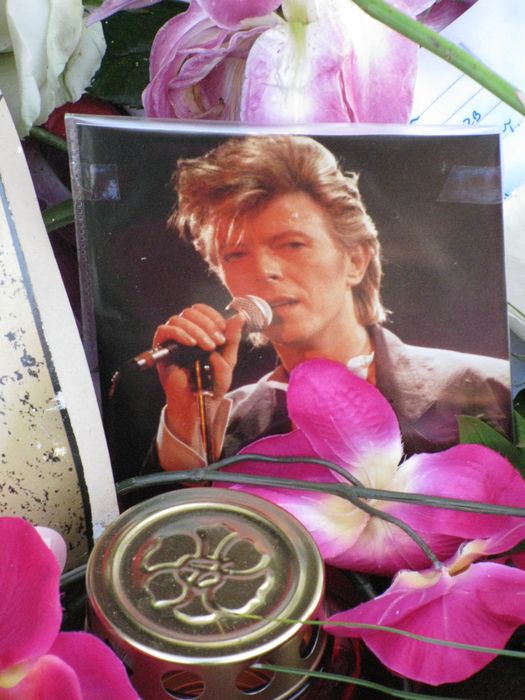 Gedenken der Fans vor dem David-Bowie-Haus. R.I.P. David!!!!