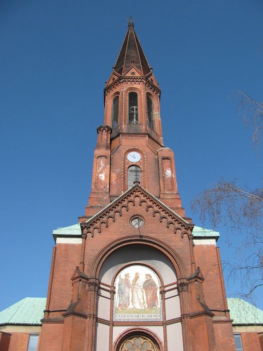 Der Kirchturm mit dem Mosaik.