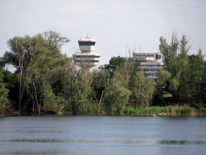 Flughafensee mit Flughafen Tegel. Berlin. Juni 2019.