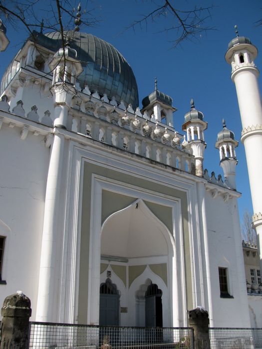 Moschee mit Minarett.