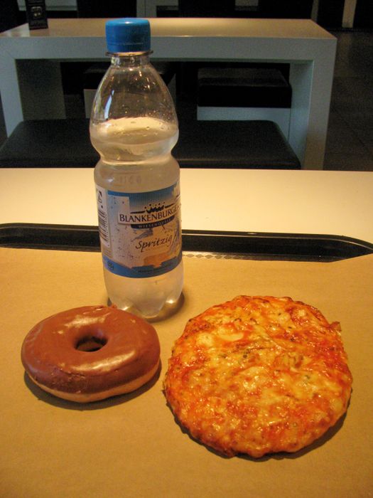 Meine Pause mit Wasser, Donut und Käseminipizza dort.:)