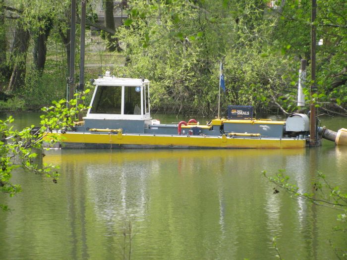 Der Waldsee in Berlin-Hermsdorf mit Reinigungsboot. 2016.