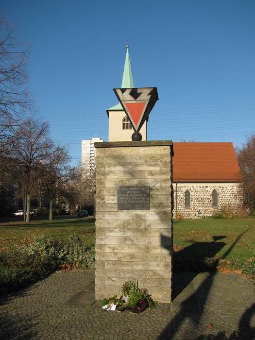 Loeperplatz mit Denkmal und Kirche.