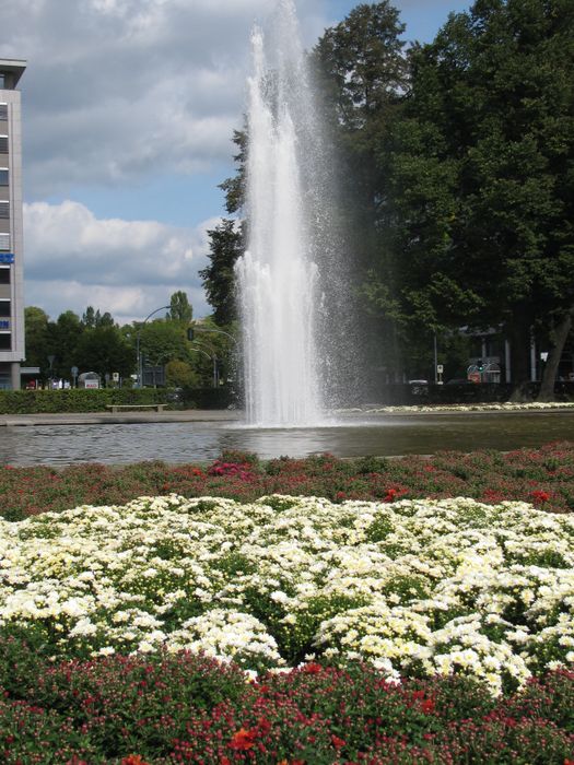 Brunnen und Blumen am Ernst-Reuter-Platz im Spätsommer 2016.:)