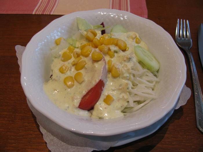 Mein Salat mit Mais, Gurke, Weißkraut.