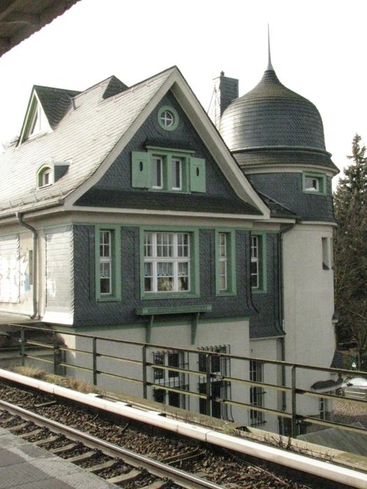 Das historische Bahnhofgebäude Karow nebenan ist heute ein Wohnhaus.