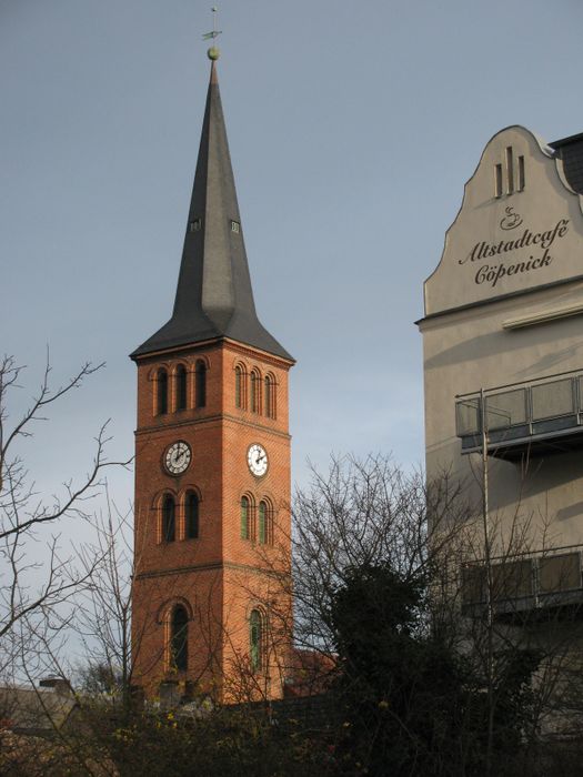 Altstadtcafe Cöpenick Ende 2015 rechts mit Kirche St. Laurentius links, dort neue Uhr!!!! :)