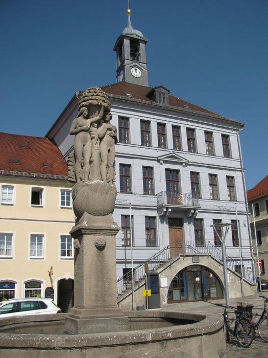 Paradies-Brunnen Bischofswerda mit Rathaus im April 2018.