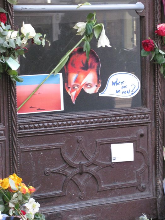 Die Eingangstür zum David-Bowie-Haus in Berlin-Schöneberg.