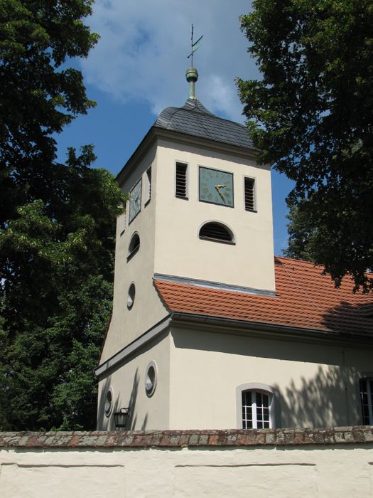 Dorfkirche Kladow mit Turm.