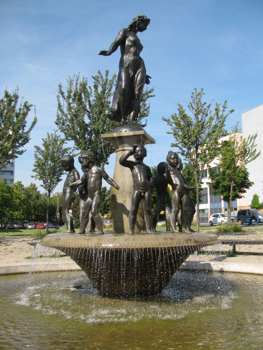 Der Brunnen der Jugend östlich vom LINDEN-CENTER Berlin. Hohenschönhausen.