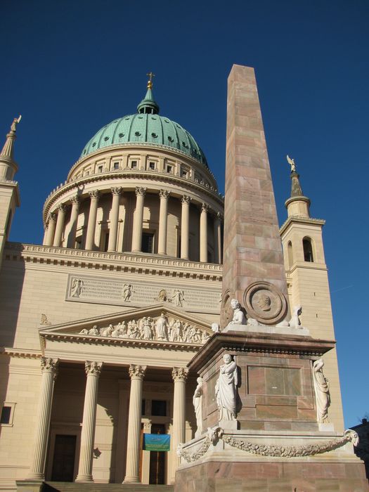 Die Kirche mit de Obelisken davor im Februar 2019.