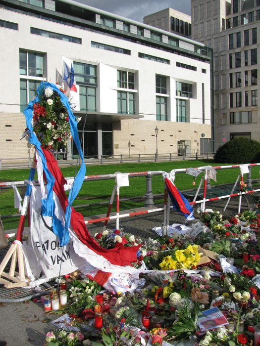 Französische Botschaft Berlin im November 2015. Große Anteilnahme vor dem Gebäude nach dem Terror vom 13.11.2015 in Paris.