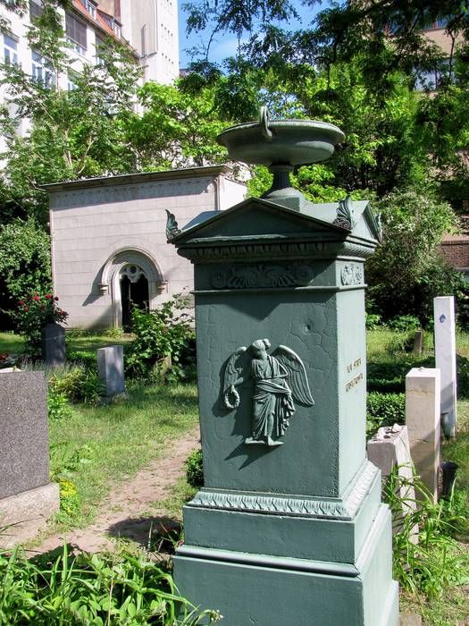 Das Grabmal für Ludwig Devrient dort.
