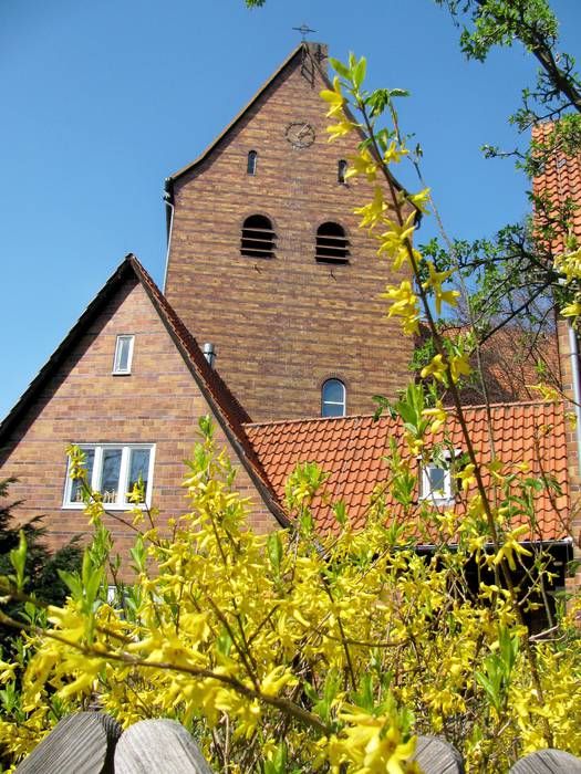 Vor Ort vor der Kirche, Südseite, im April 2019.