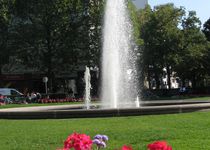 Bild zu Brunnenschale mit Fontäne am Prager Platz